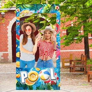 Décor de photobooth de fête de piscine avec flamant rose et éléments tropicaux de plage