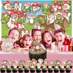Dettaglio di toppers per cupcake a fungo e festone di compleanno per feste di bambini