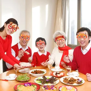 Familie trägt rote 2025 chinesische Neujahr Papierbrillen für Silvesterparty Deko