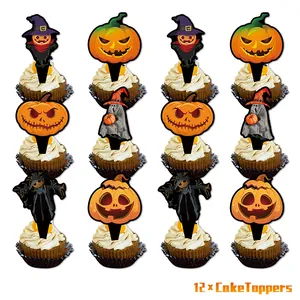 Detailansicht von 12 Halloween-Kuchendekorationen mit Kürbis- und Geistmotiven auf Cupcakes