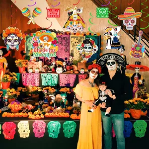 Decorazioni sospese Dia de los Muertos con teschi di zucchero colorati e chitarre