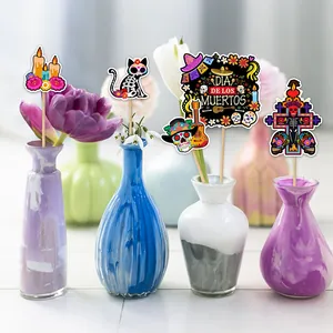 Día de los Muertos feestdecoraties met schedelvazen en feestelijke versieringen