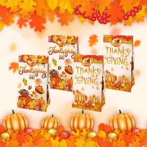 Détail de sacs cadeaux en papier de Thanksgiving avec feuilles d'automne et citrouilles