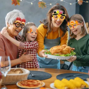 Famille portant des lunettes de Thanksgiving en papier avec dinde et citrouille