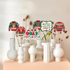 Centres de table de Noël Ugly Sweater avec icônes festives dans des vases blancs