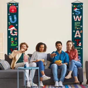 Χριστουγεννιάτικα πανό Ugly Sweater με γιορτινά μοτίβα κρεμασμένα σε ένα σαλόνι