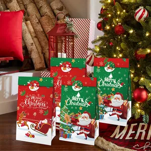 Bolsas de regalo navideñas con motivos de Papá Noel y renos en un entorno de fiesta