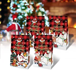 Dettaglio di sacchetti regalo di Natale a quadri rossi e neri con personaggi festivi