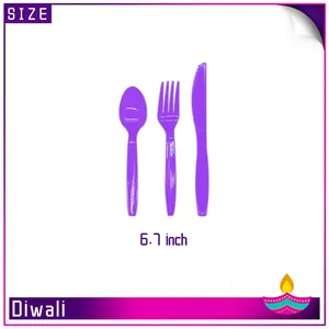 Gros plan sur l'ensemble de couverts violets de 6,7 pouces pour la fête de Diwali