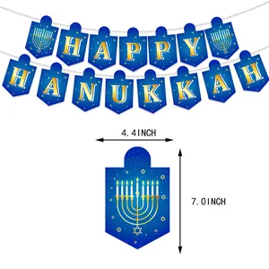 Bannière Happy Hanukkah avec drapeaux toupies bleus et motifs de ménorah et étoiles
