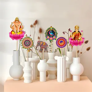 Décorations de Diwali avec motifs Ganesh et Lakshmi dans des vases blancs pour la fête
