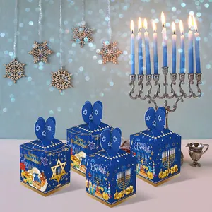 Scatole regalo per Hanukkah con motivi di menorah e stella di David in blu e oro