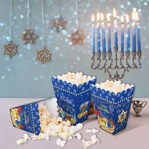 Hanukkah popcorn doosjes met Happy Hanukkah tekst en Davidster in een feestelijke setting