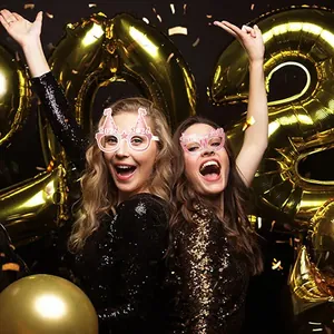 Lunettes de fête Bonne Année 2026 avec montures à paillettes roses et décorations