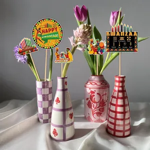Set de decoración de fiesta Kwanzaa con adornos de papel coloridos en jarrones