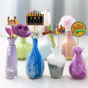 Set de decoración Kwanzaa con recortes de papel de colores en jarrones para adornar casa