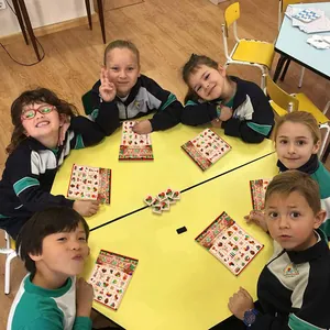 Happy Kwanzaa Bingo spelkaarten set met feestelijke patronen voor kinderfeestjes