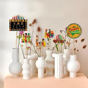 Adornos Kwanzaa Kinara y símbolos africanos en jarrones de cerámica blanca decorativos