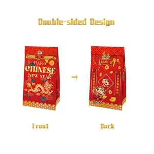 Rode papieren cadeautassen voor Chinees Nieuwjaar met gouden draak en God van de Rijkdom