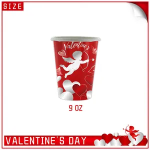 Détail d'un gobelet de 9 oz pour la Saint-Valentin avec cœurs rouges et motif Cupidon