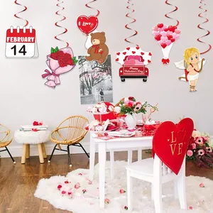 Décorations spirales de la Saint-Valentin avec motifs de cœurs, ours et roses
