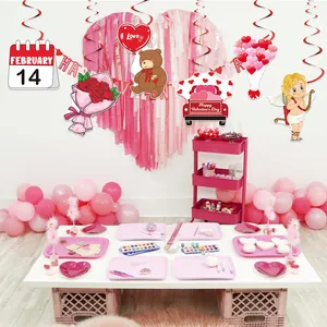 Décoration de fête de la Saint-Valentin avec ours à cœur rose et spirales rouges