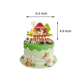 Décoration de gâteau thème ferme avec grange rouge, animaux et texte joyeux anniversaire