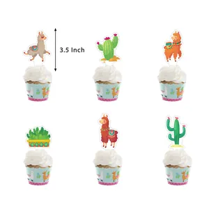 Détail de toppers à cupcakes lama et cactus montrant la hauteur de 3,5 pouces sur gâteau