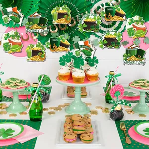 St. Patrick's Day Party Deko mit grünen Kleeblatt Spiralen und Goldmünzen Hängern