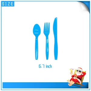 Vue détaillée du set de couverts en plastique bleu de 17 cm avec fourchette et couteau