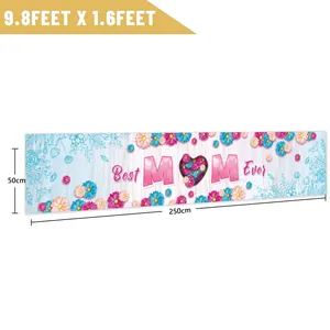 Λεπτομέρεια πανό Best MOM Ever με φλοράλ σχέδιο σε γαλάζιο ξύλινο φόντο