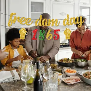 Détail de la bannière scintillante Juneteenth Freedom Day dans une cuisine festive