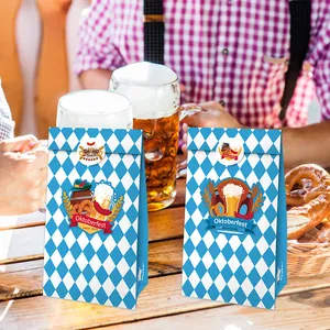Nahaufnahme von Oktoberfest Papiertüten mit blauem Rautenmuster auf Holztisch