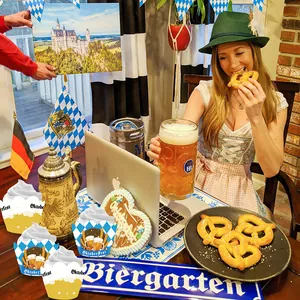 Kit de decoración Oktoberfest con envoltorios para cupcakes de cuadros azules y blancos