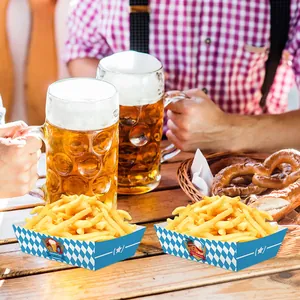 Dettaglio di vassoi in carta a scacchi bianchi e blu per la festa di Oktoberfest
