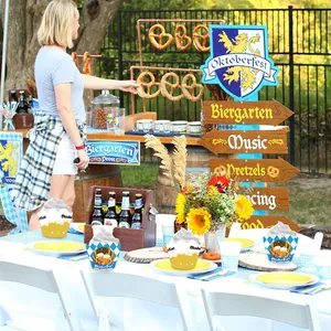 Decoración de cupcakes para Oktoberfest con patrones de cerveza y rombos azules