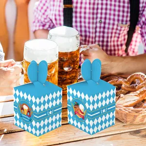 Dettaglio di scatole regalo Oktoberfest con motivi a scacchi blu e chiusura a cuore