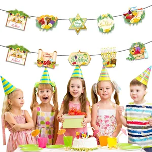 Set de décoration Souccot avec bannières et symboles montrant des enfants fêtant
