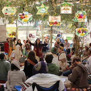 Hängende Sukkot Party-Deko mit goldenen Spiralen und jüdischen Fest-Symbolen