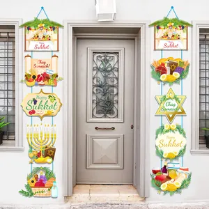 Lot de deux bannières Happy Sukkot avec symboles traditionnels suspendues à une porte