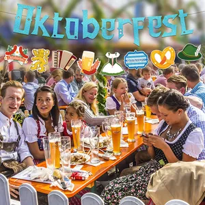 Détail de la bannière Oktoberfest et des pendentifs bavarois pour décoration de fête