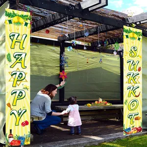 Lot de deux bannières Happy Sukkot avec symboles juifs sur cadre de belvédère en bois