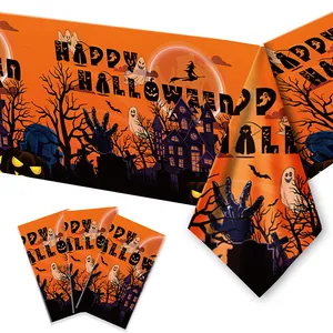 Détail de la nappe et des serviettes d'Halloween avec citrouilles et châteaux hantés