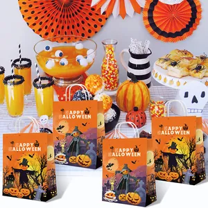 Detailansicht von vier Halloween Geschenktüten mit Vogelscheuche, Kürbis und Fledermaus