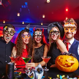 Cinque persone che indossano occhiali per Halloween con zucca, pipistrello e teschi vari