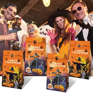 Detailansicht orangefarbener Halloween-Geschenktüten mit Kürbis- und Vogelscheuchenmotiven