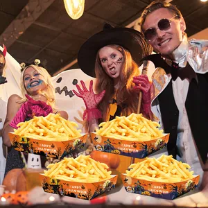Detalle de bandejas de papel de Halloween con estampados de calabazas y papas fritas