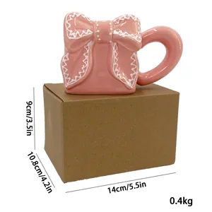 Tazza in ceramica rosa con fiocco e dimensioni mostrate accanto alla scatola kraft