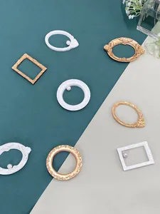 Gros plan de mini cadres vintage dorés et blancs avec perles pour photos bijoux