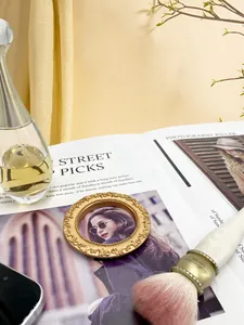 Gros plan d'un cadre photo baroque doré vintage utilisé comme décor pour bijoux